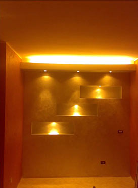 parete in cartongesso con nicchie illuminata